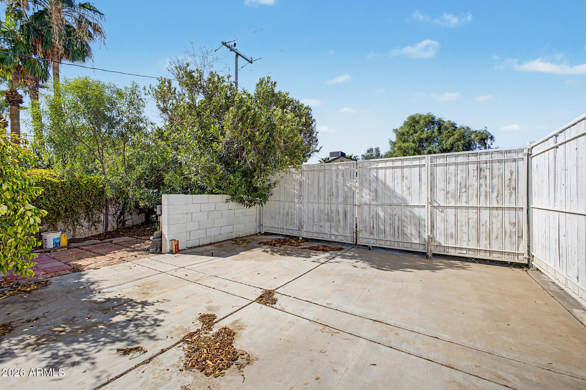 6732 E 6TH Street