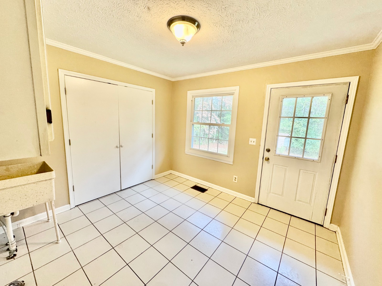 102 Shelton Ave