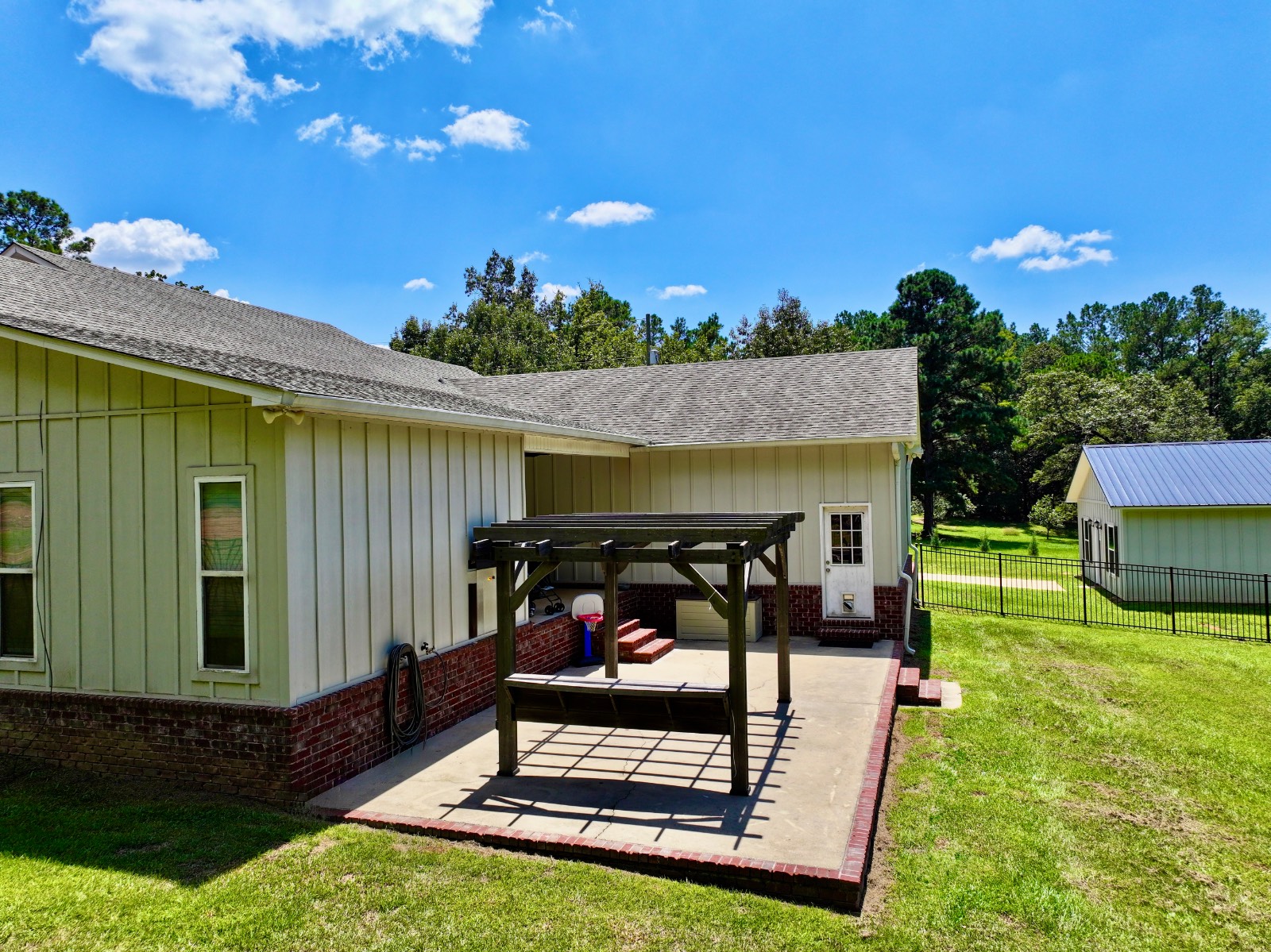 825 Whitehead Lane
