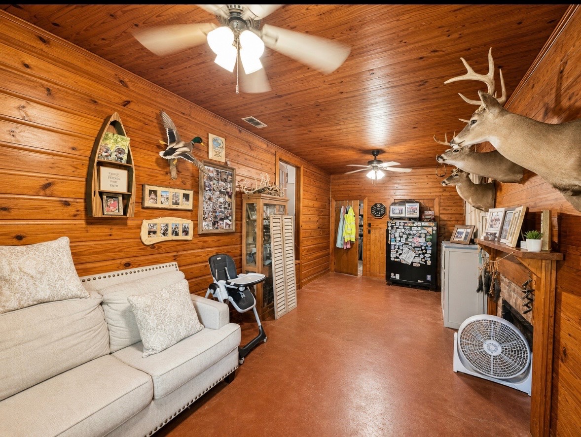 1095 Paragon Rd