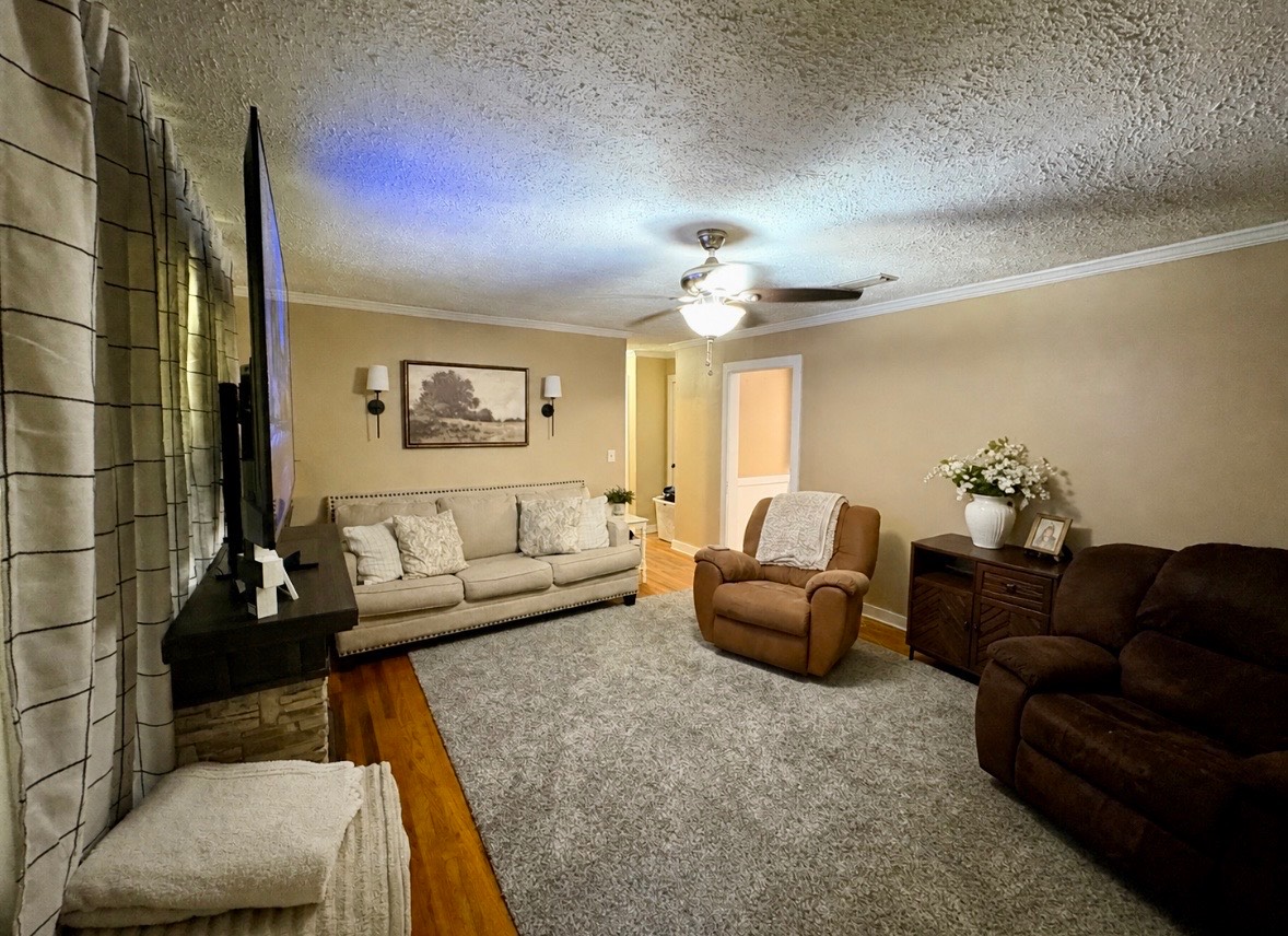 1095 Paragon Rd