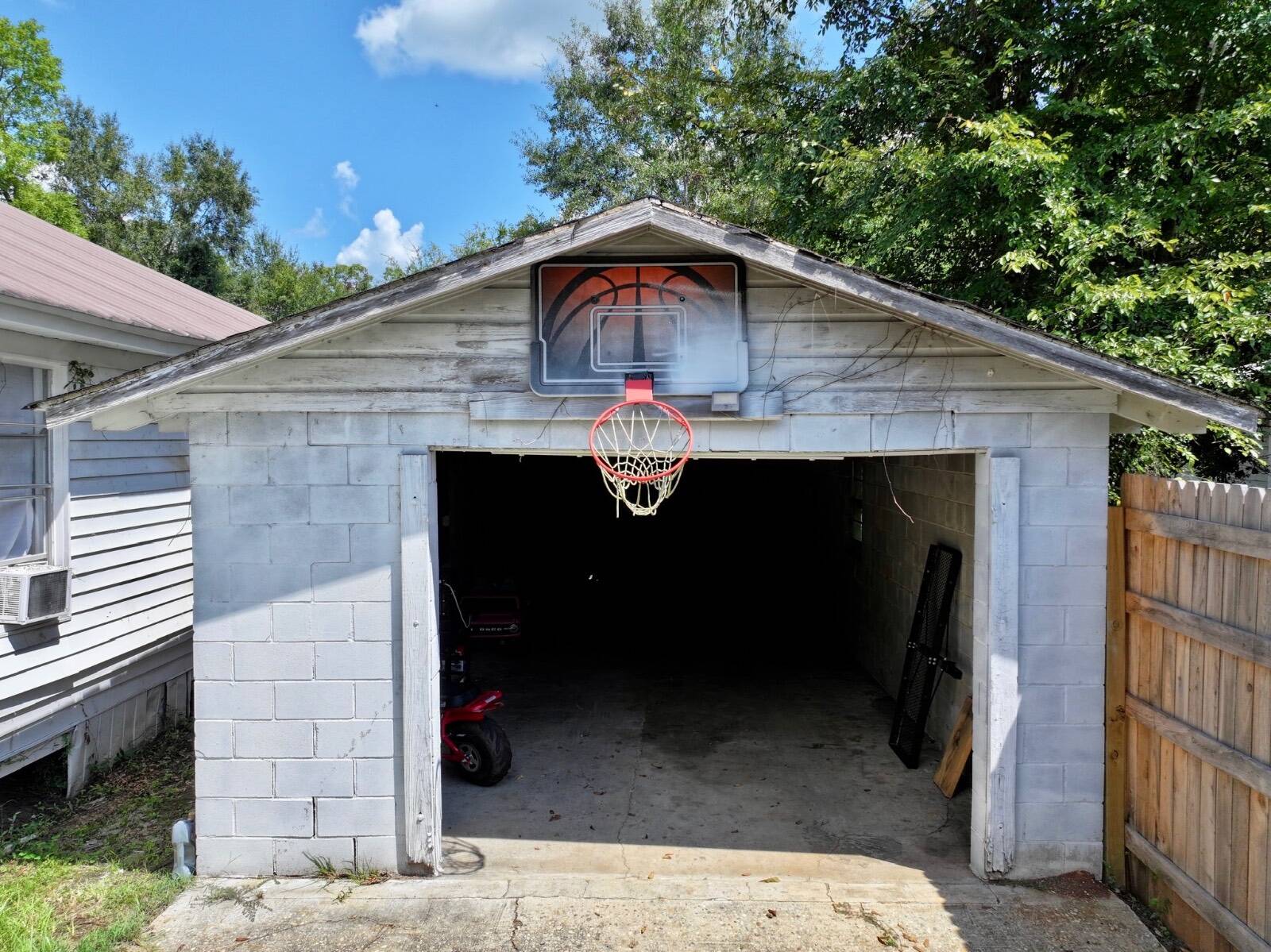 638 Oak Street