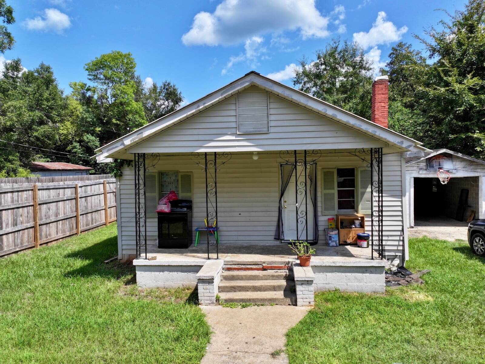 638 Oak Street