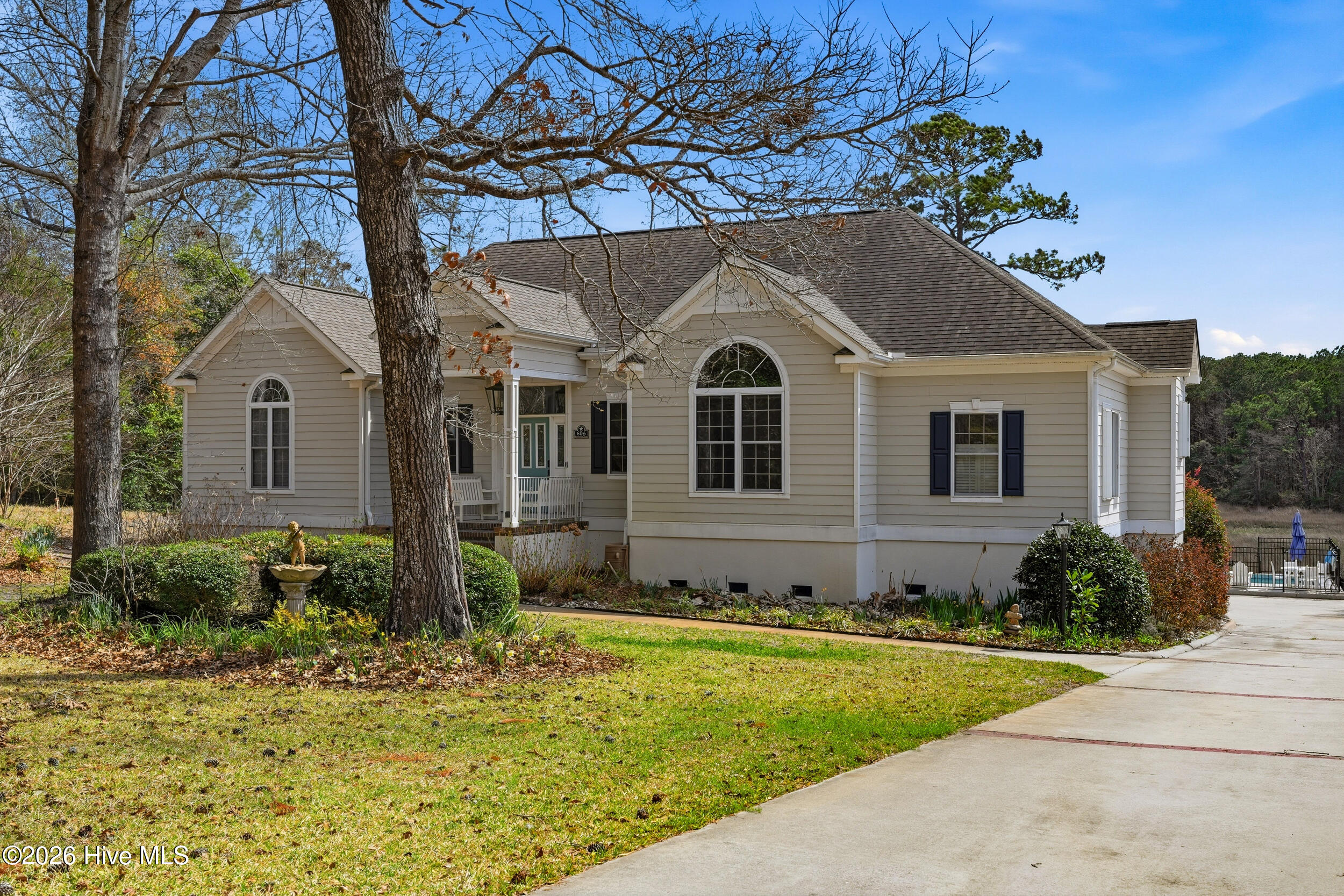 606 Ravenswood Road