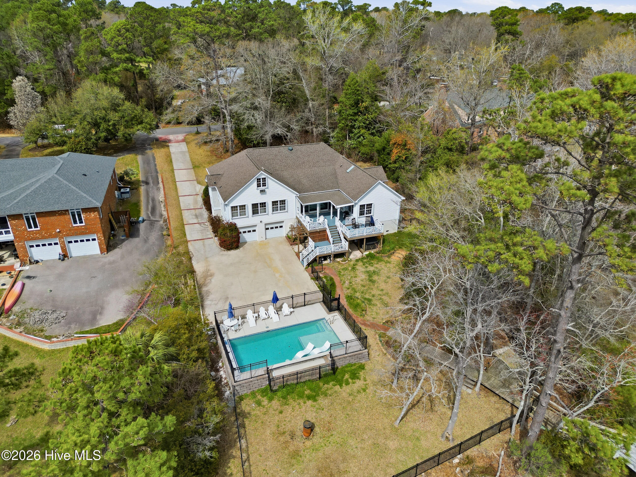 606 Ravenswood Road