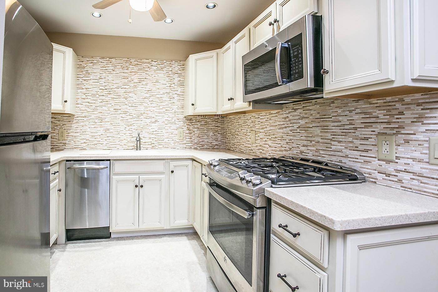 817 Meadowview Ln #817