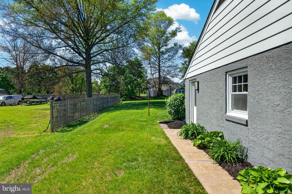 83 HAWTHORNE AVENUE