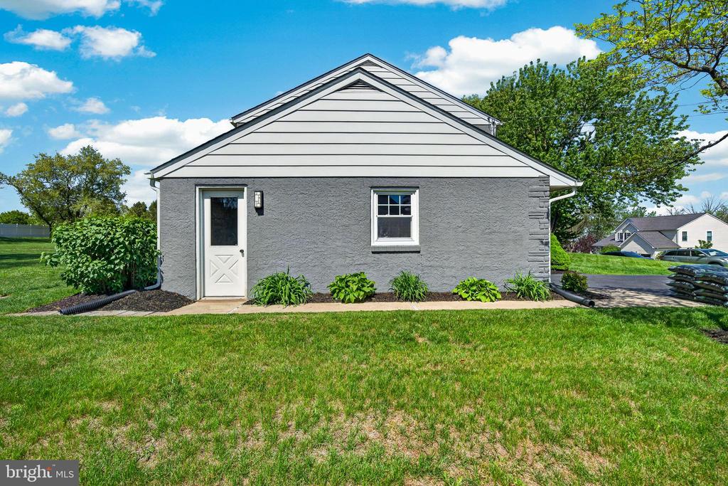 83 HAWTHORNE AVENUE