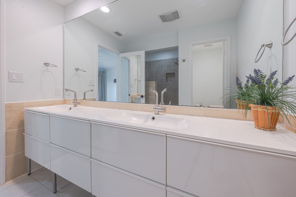 210 Oak Bay # 1203