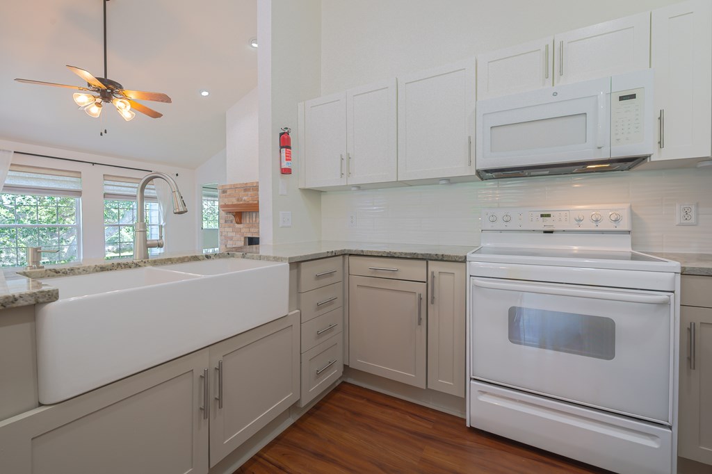 210 Oak Bay # 1203