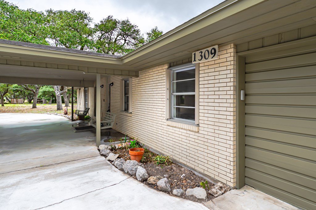 1309 Mesquite St