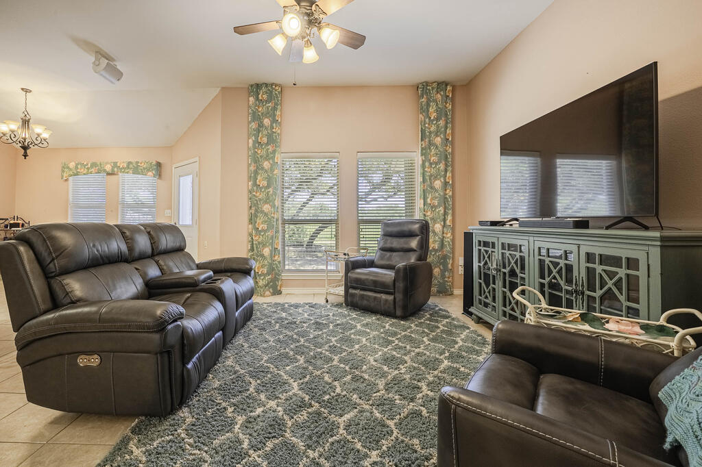 412 Fairway Oaks