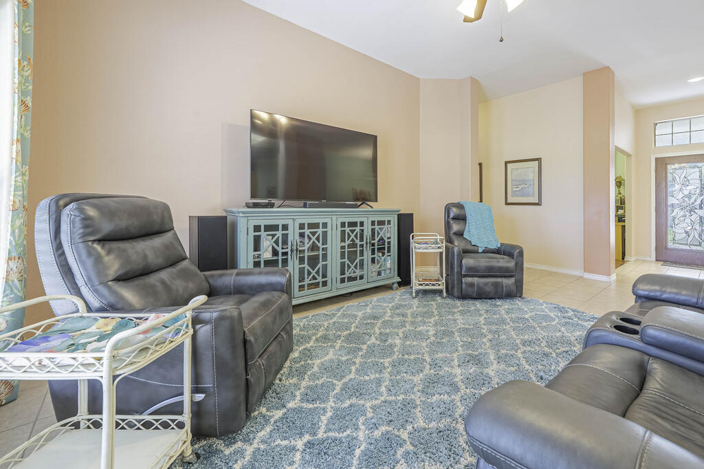 412 Fairway Oaks