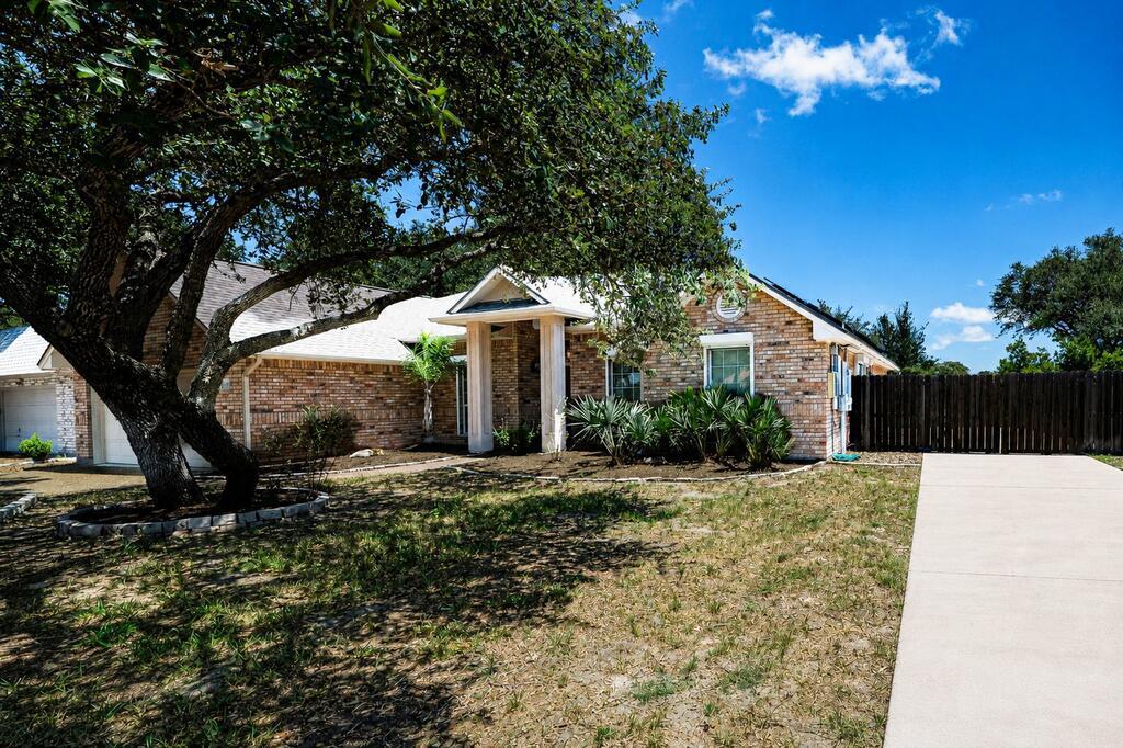 412 Fairway Oaks