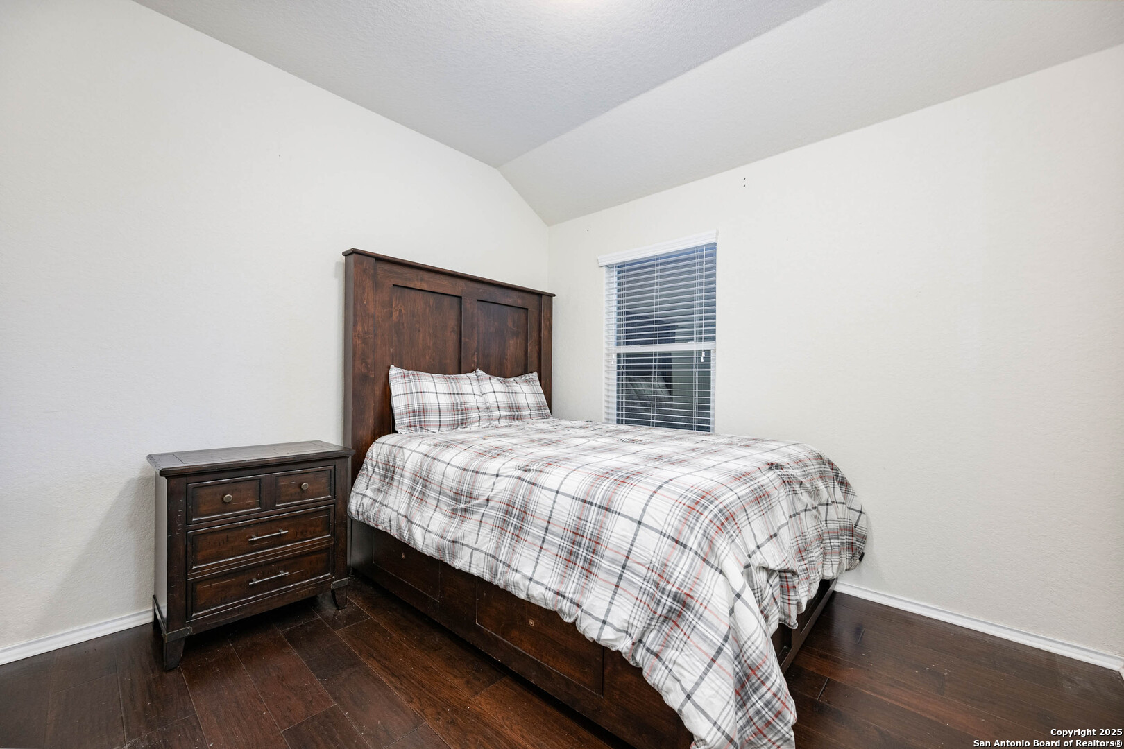 7415 Valle Mission