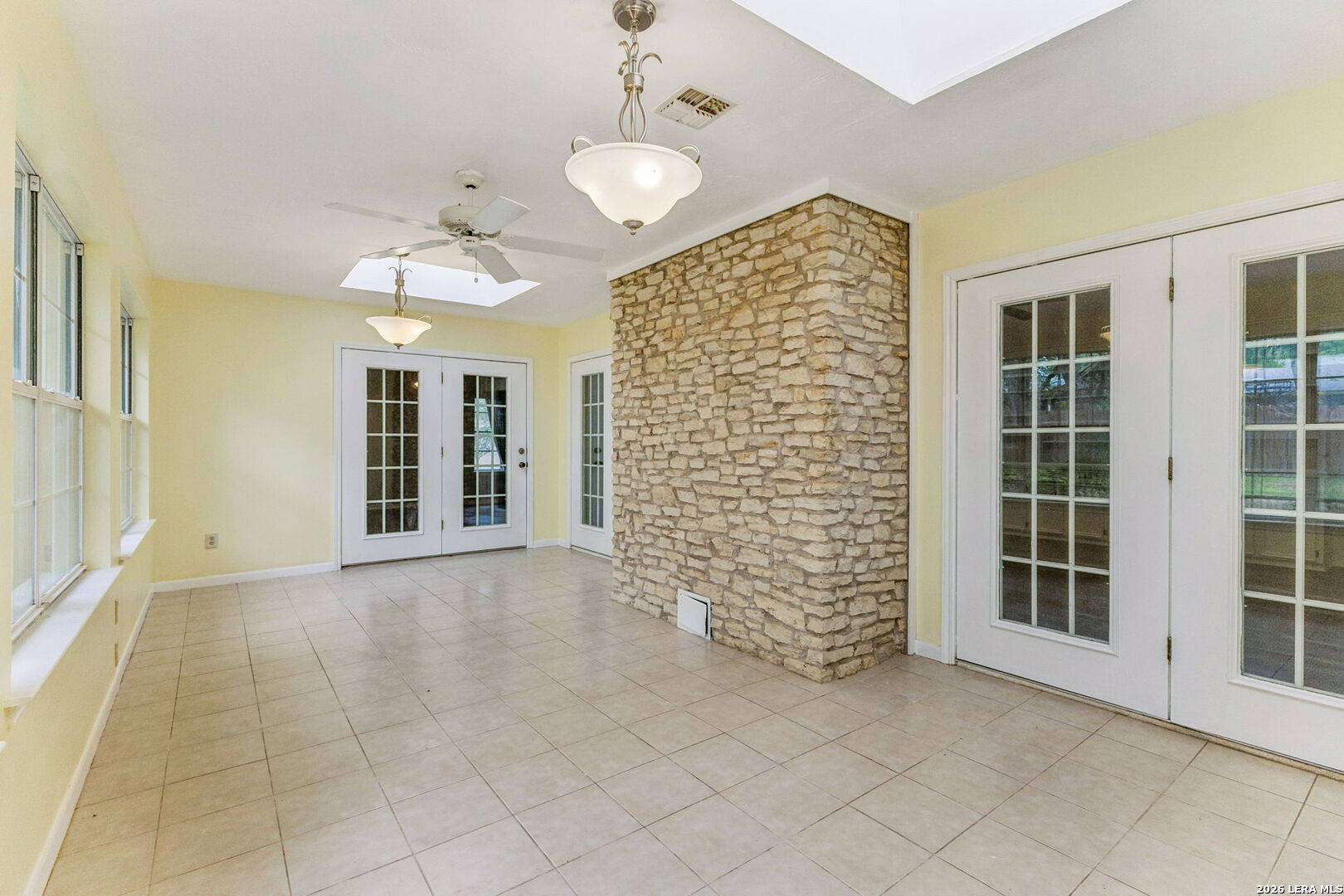 108 W LAUREL LN