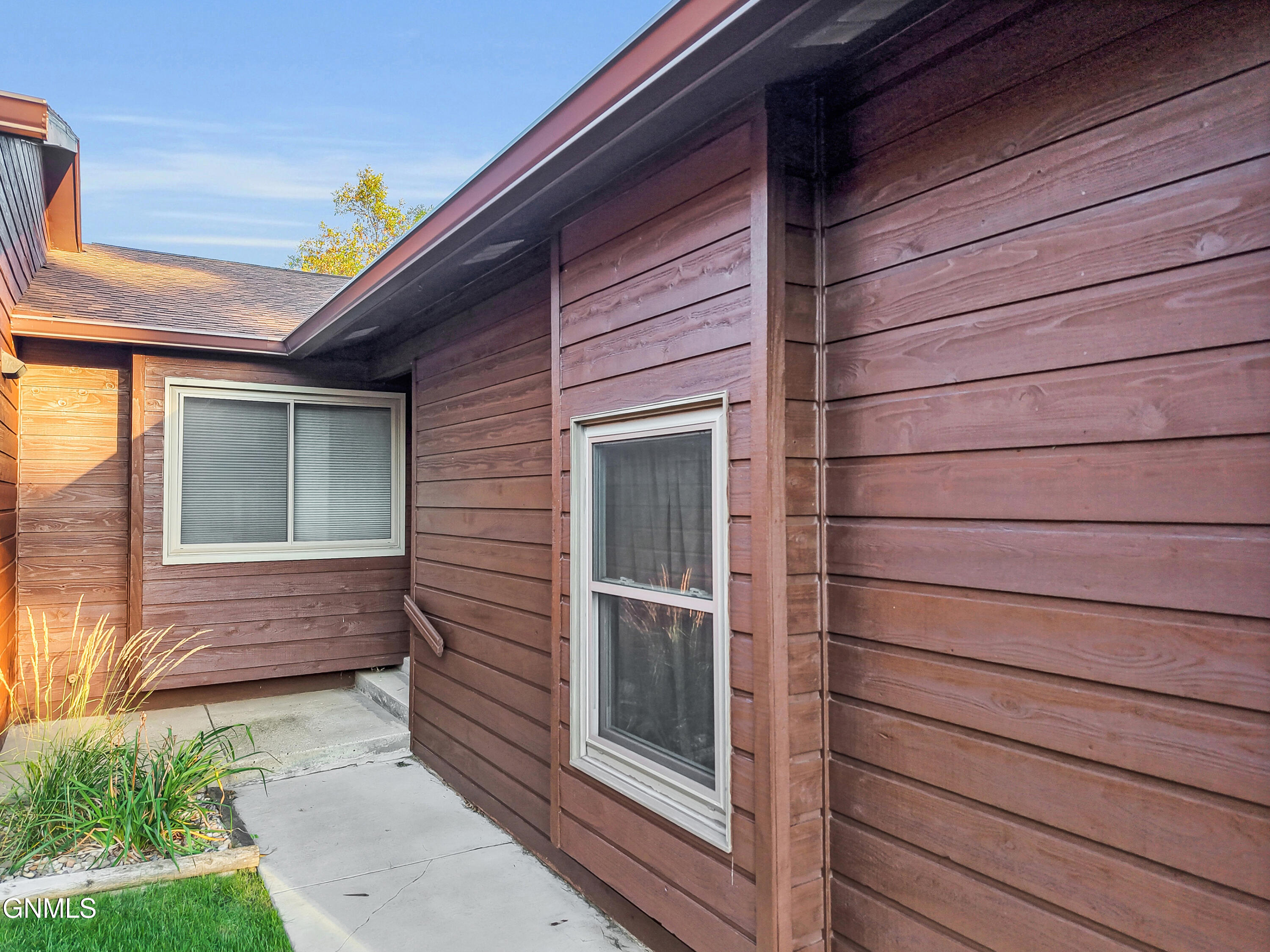 435 Brandon Drive E