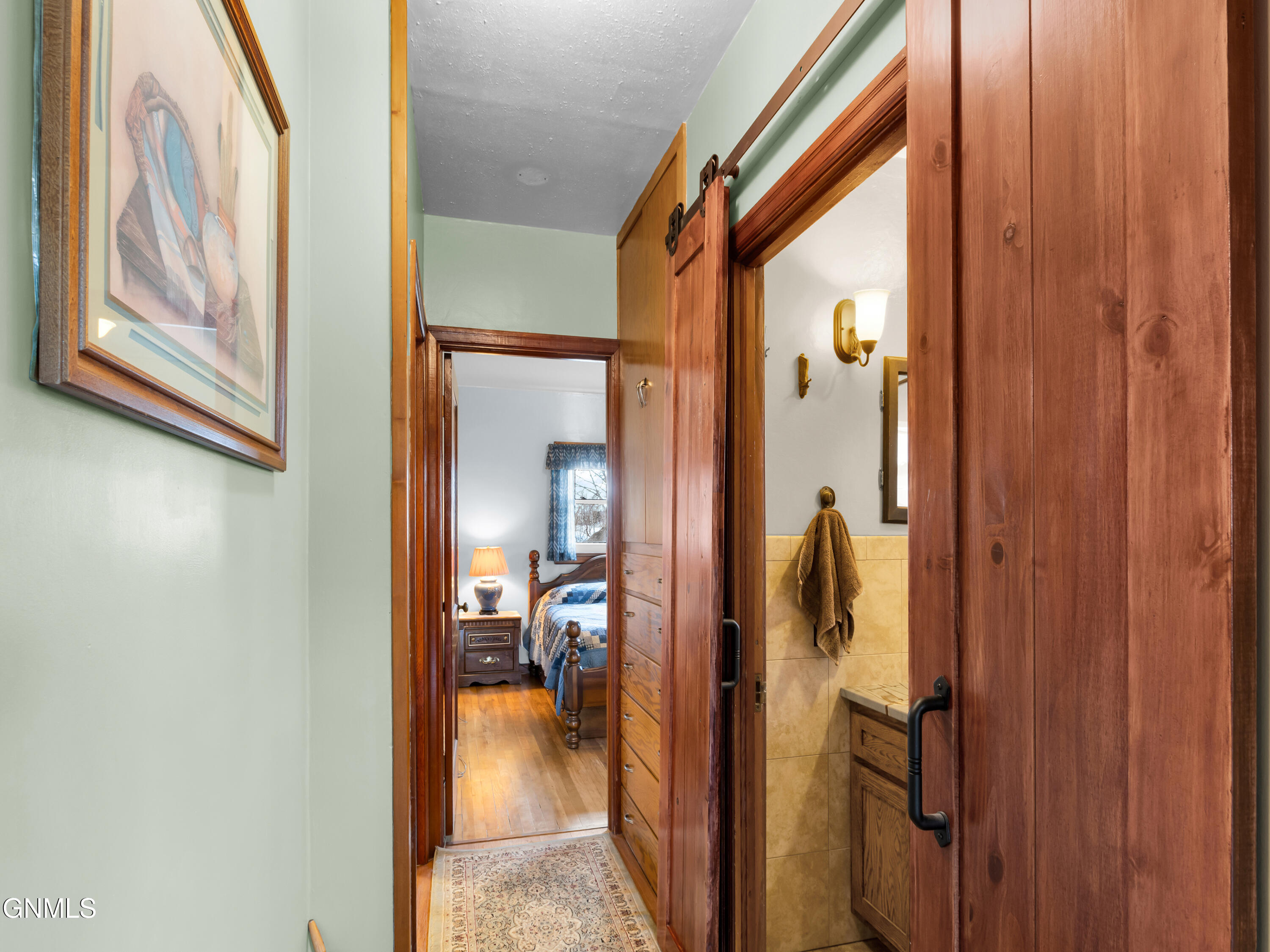 4 3rd Avenue E