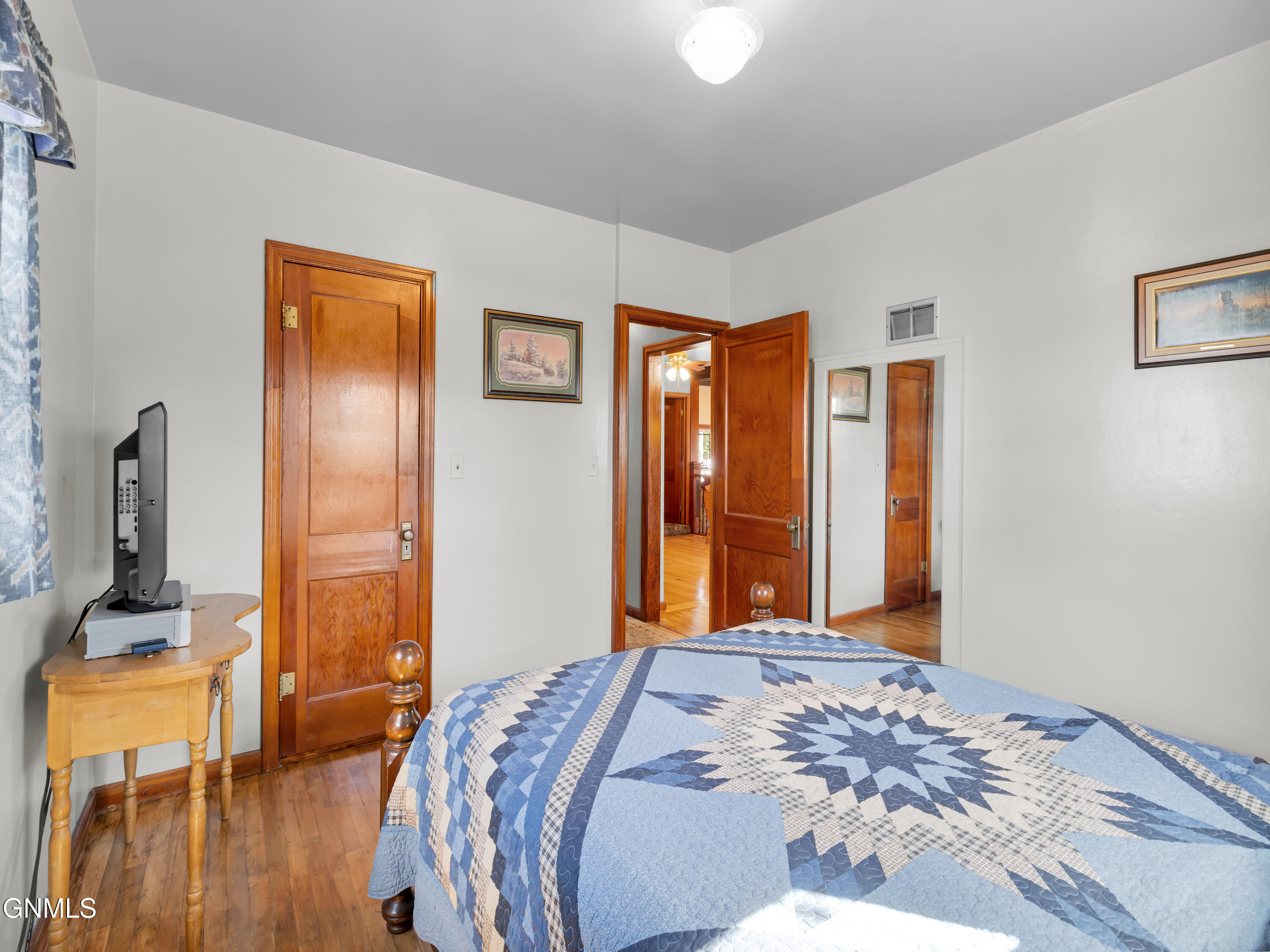 4 3rd Avenue E