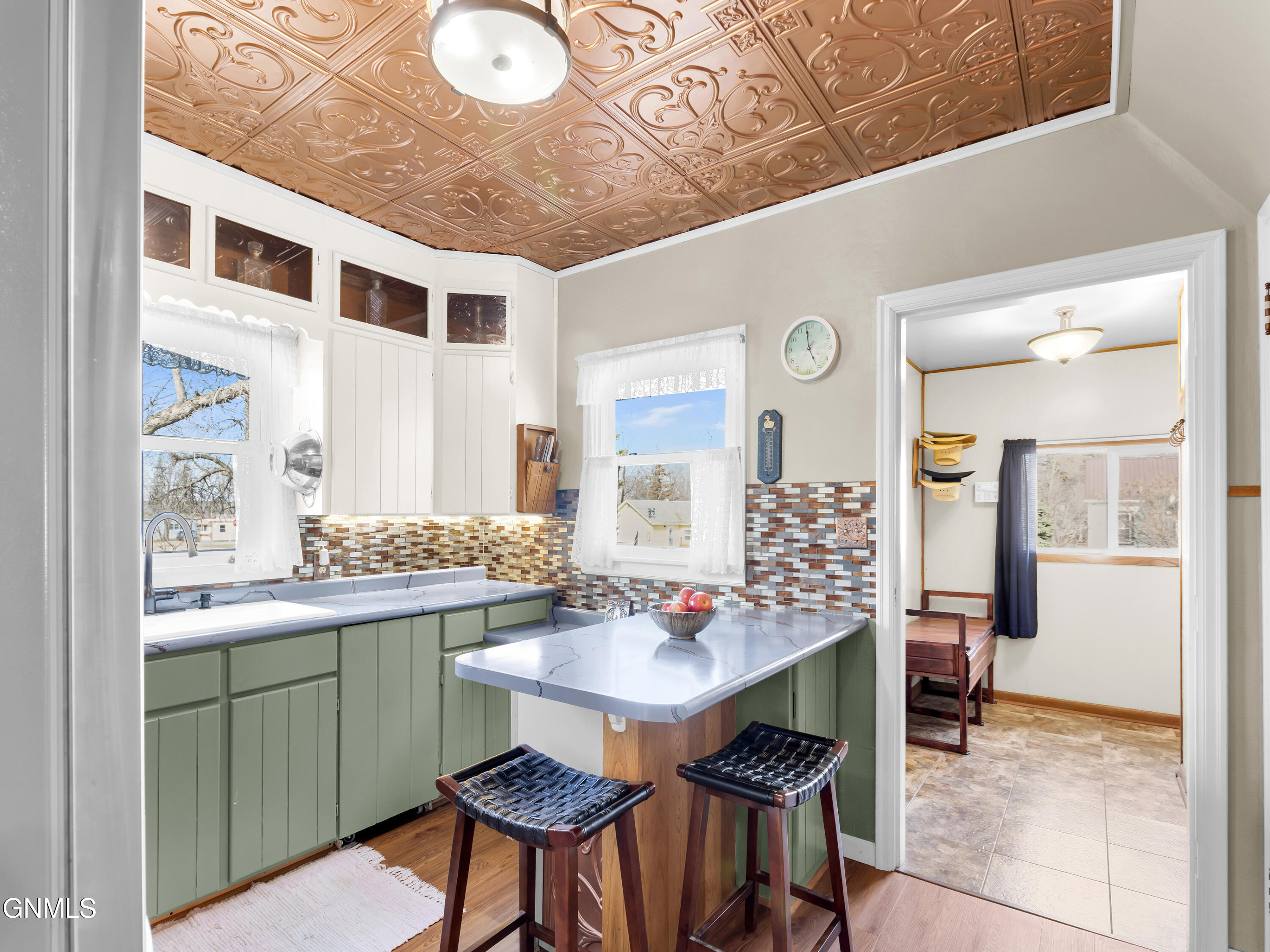 4 3rd Avenue E