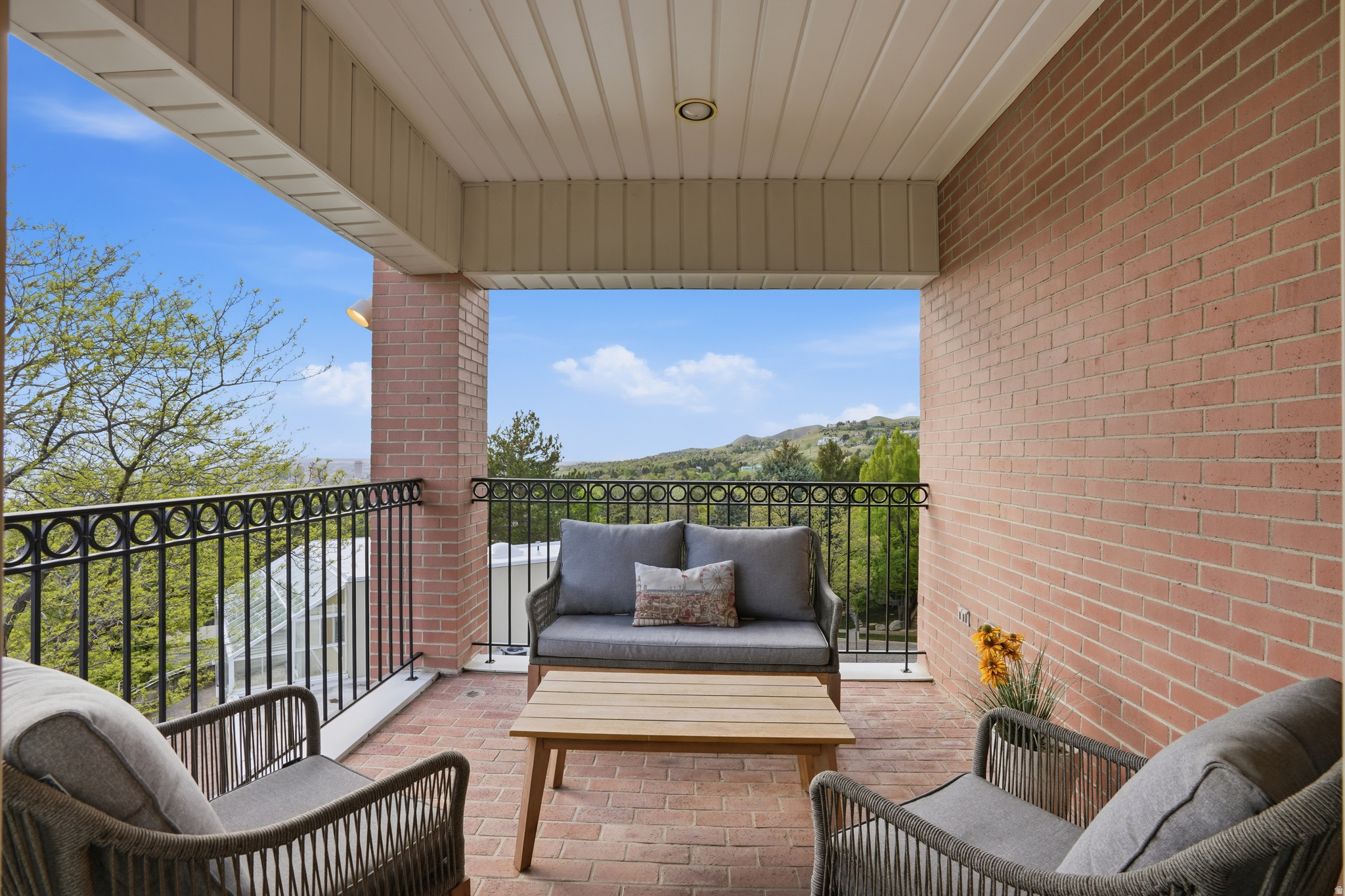 1714 E FORT DOUGLAS CIR