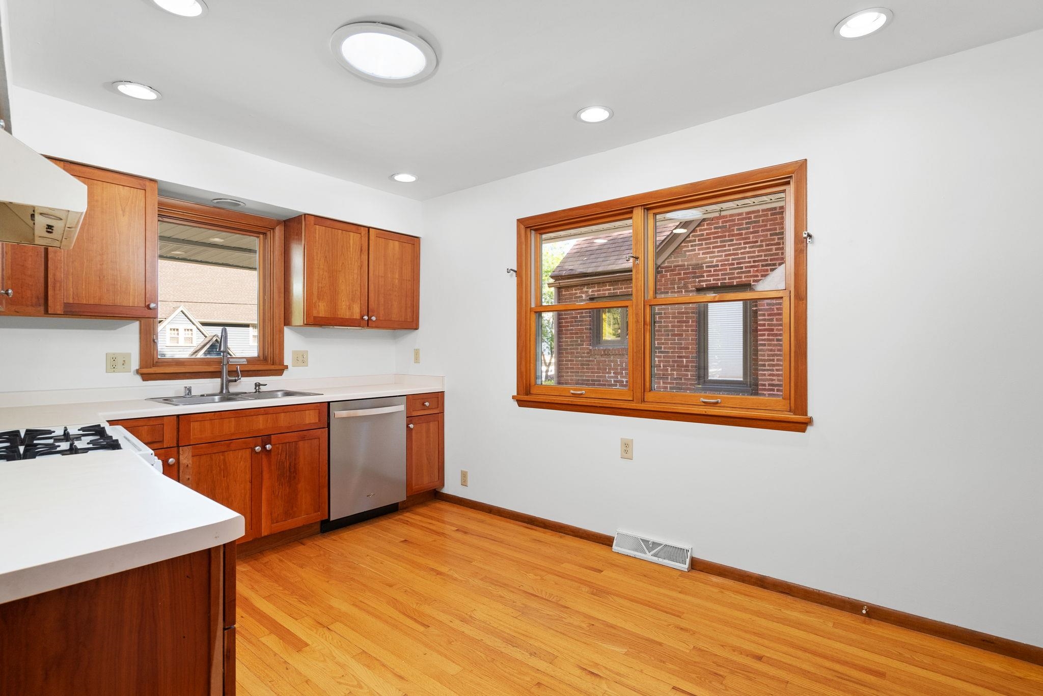 2421 Chamberlain Avenue