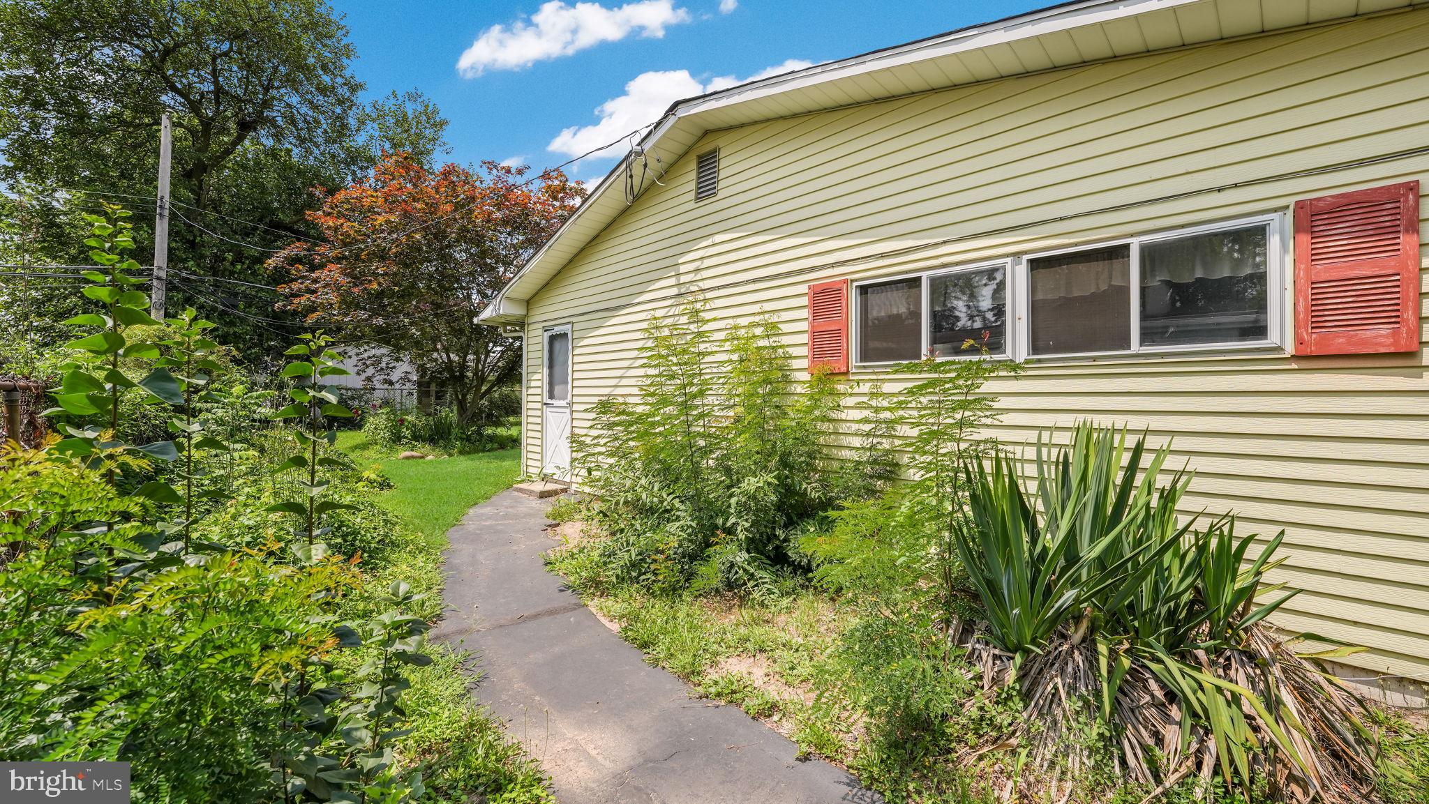 29 Locust Ln