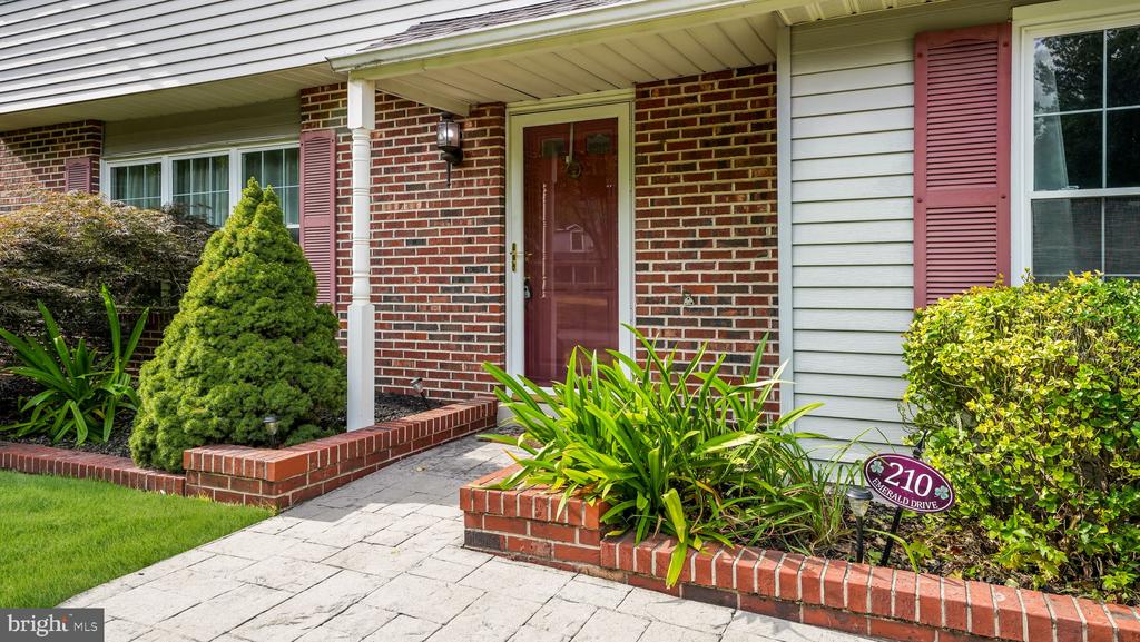 210 Emerald Dr