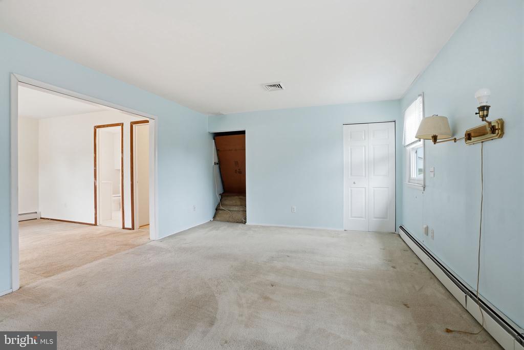 647 MIDDLE HOLLAND ROAD