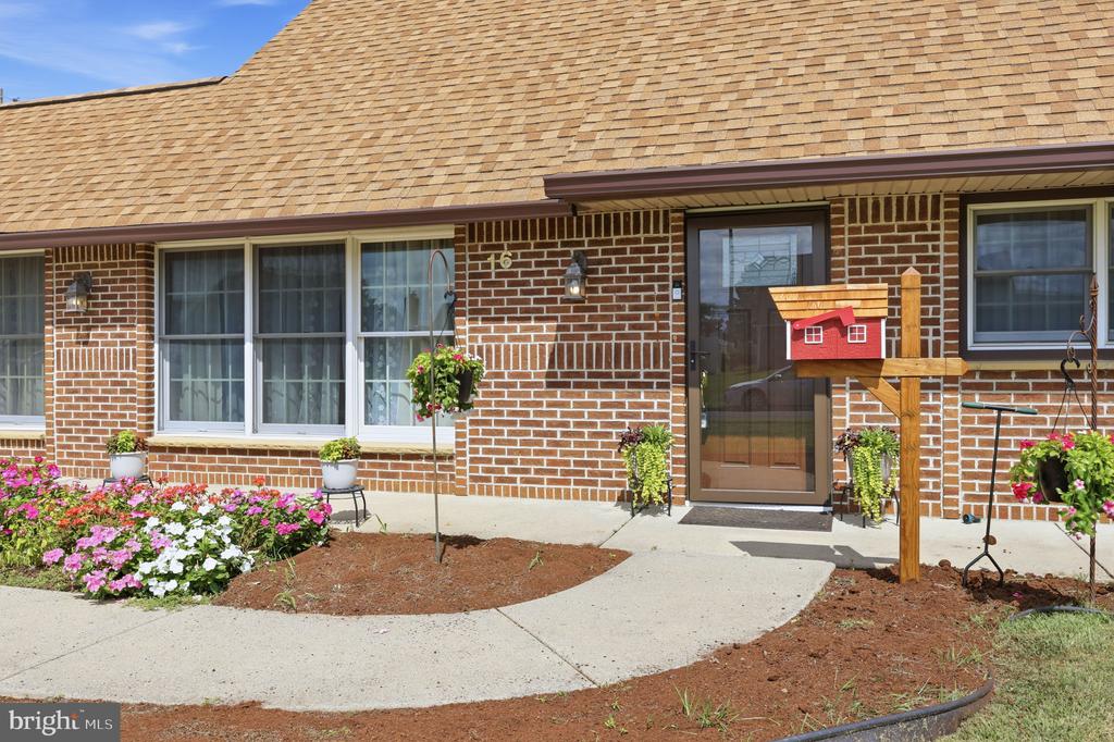 16 PARKSIDE CIRCLE
