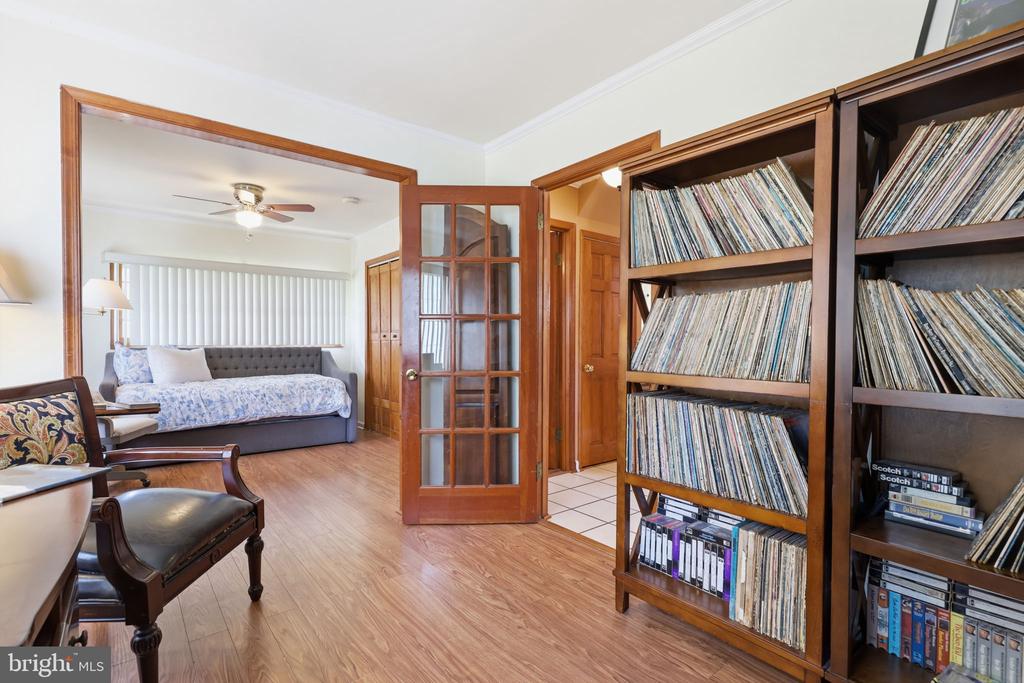 16 PARKSIDE CIRCLE