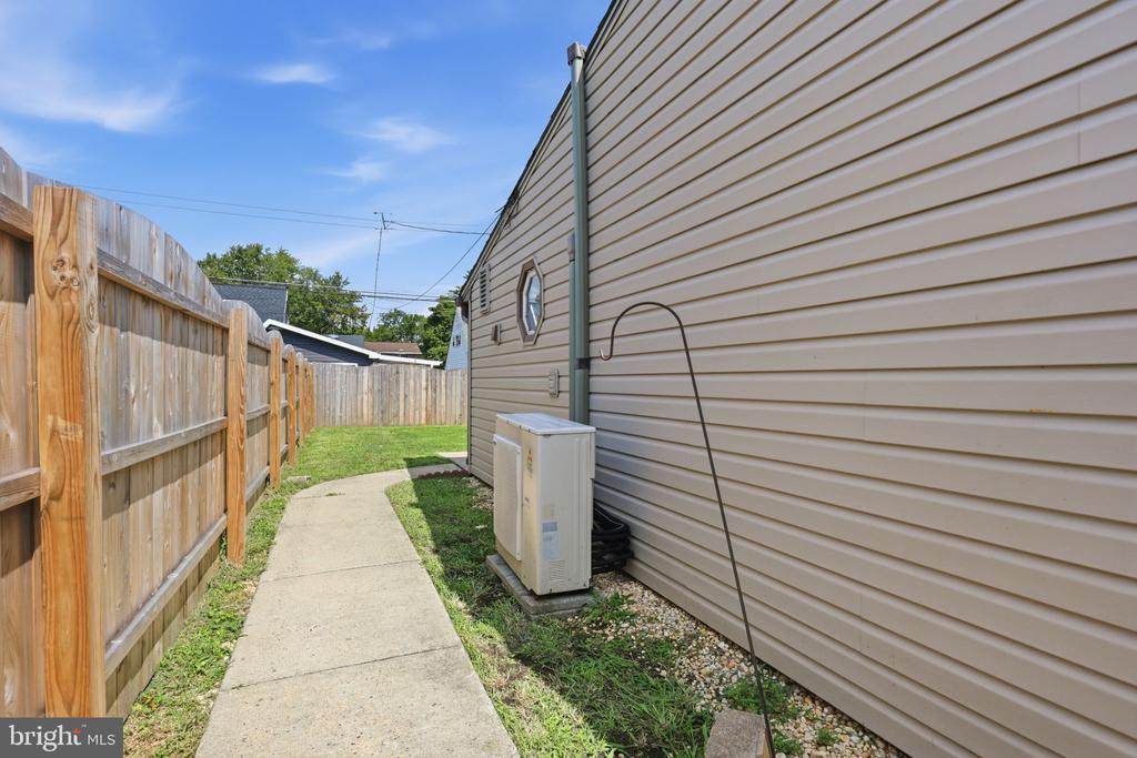 16 PARKSIDE CIRCLE