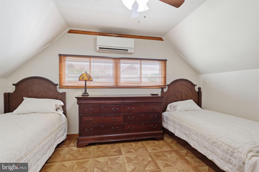16 PARKSIDE CIRCLE