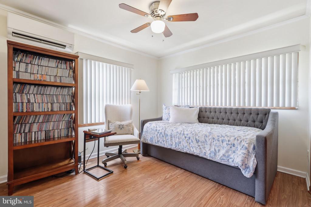 16 PARKSIDE CIRCLE