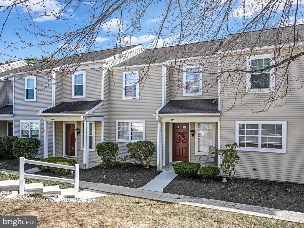 1335 CAMBRIDGE CT