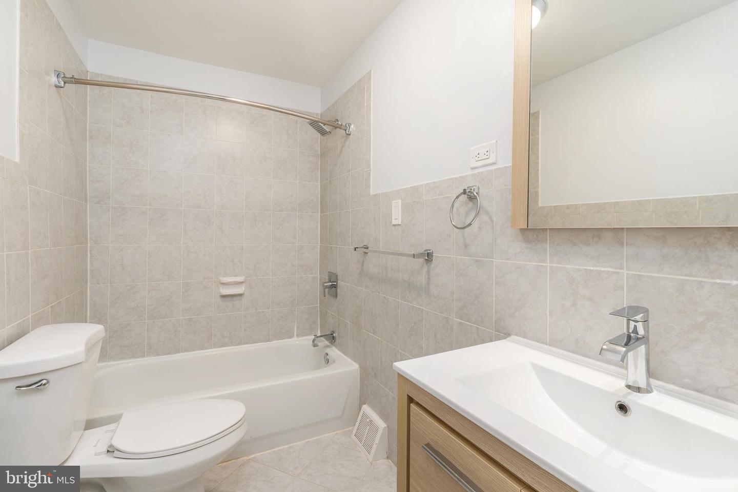 417 W George St