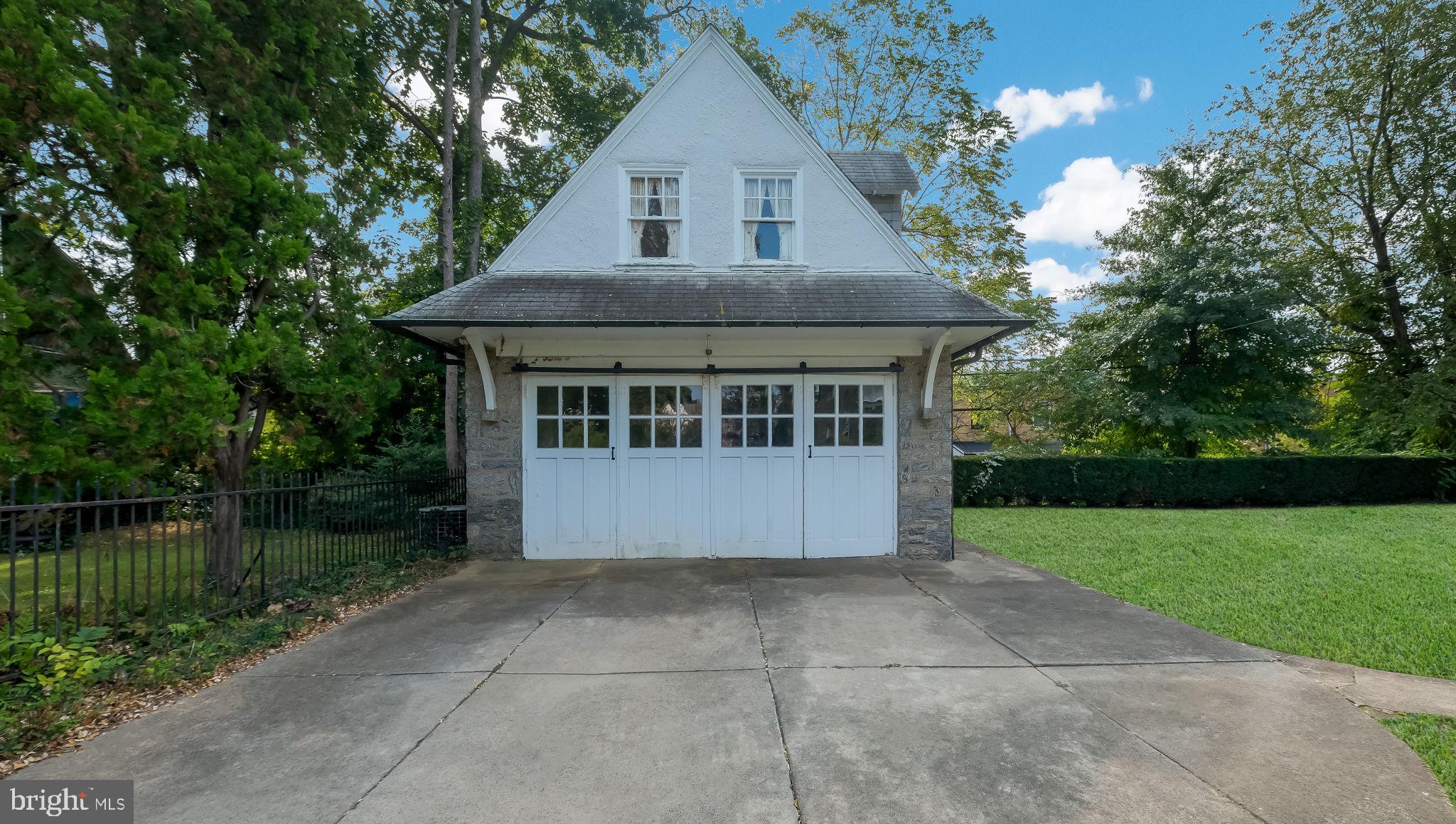 6430 Woodbine Ave