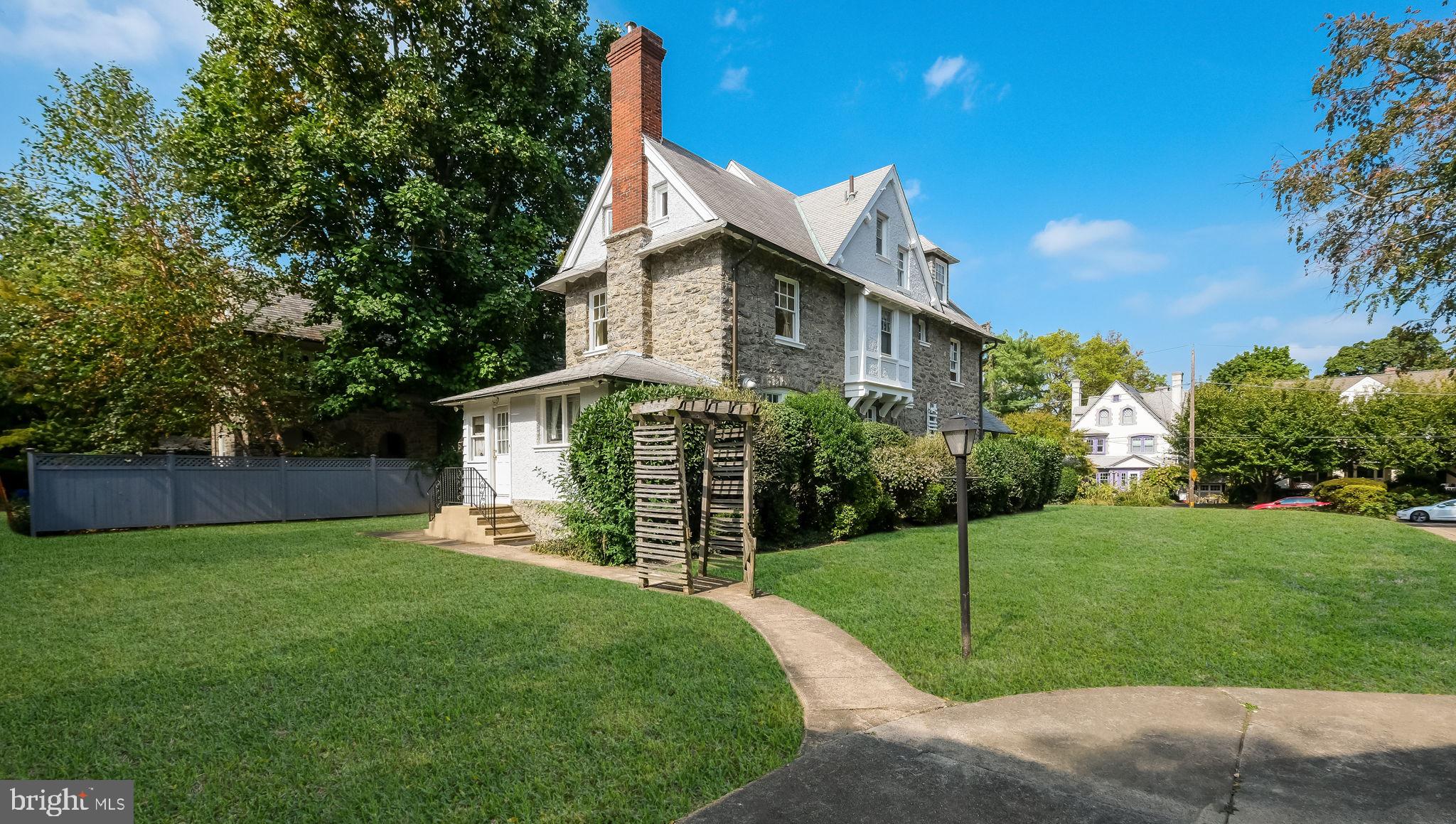 6430 Woodbine Ave