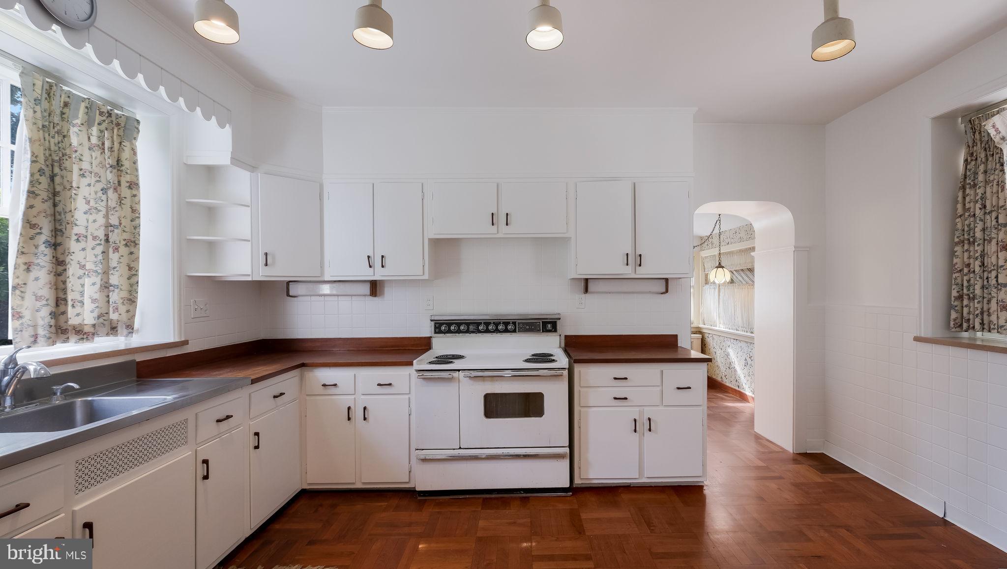 6430 Woodbine Ave