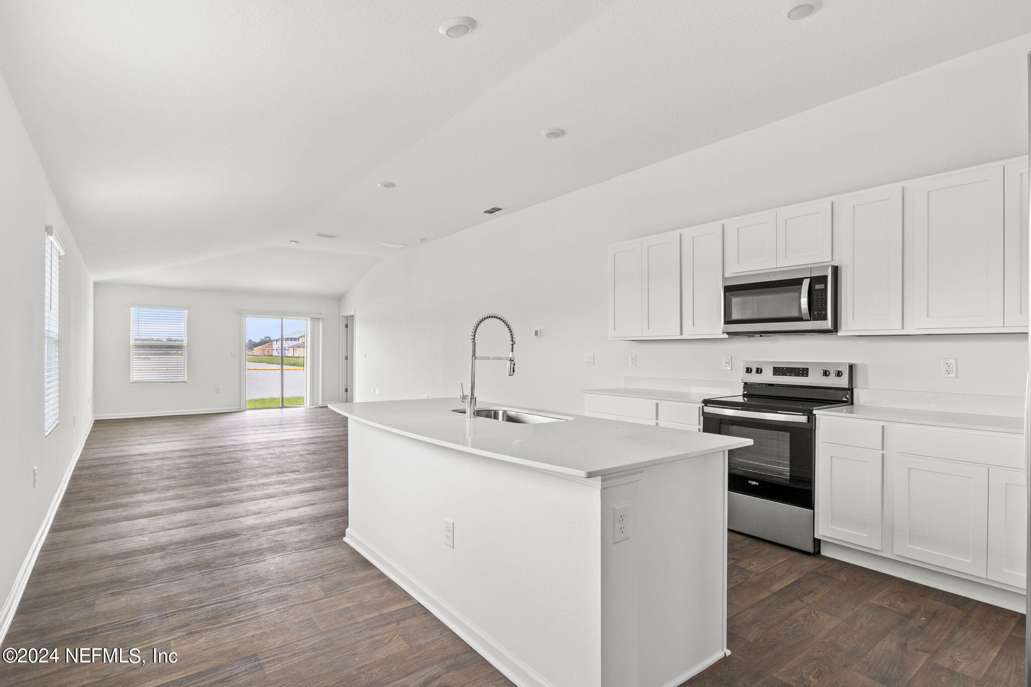 12470 RUBBER FIG Terrace