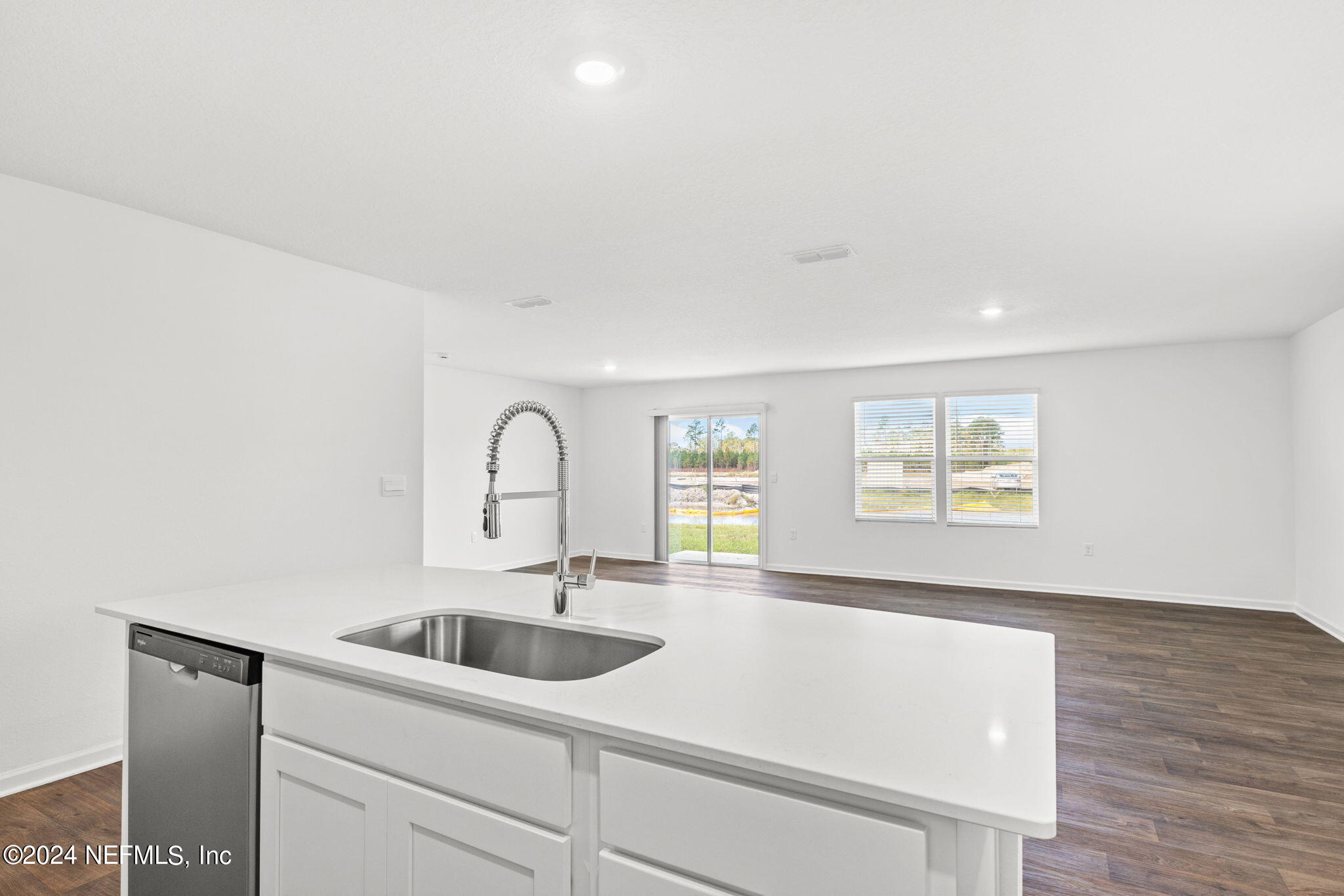 12573 RUBBER FIG Terrace