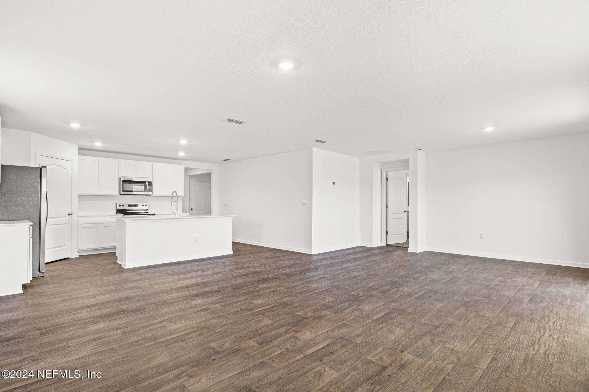 12573 RUBBER FIG Terrace