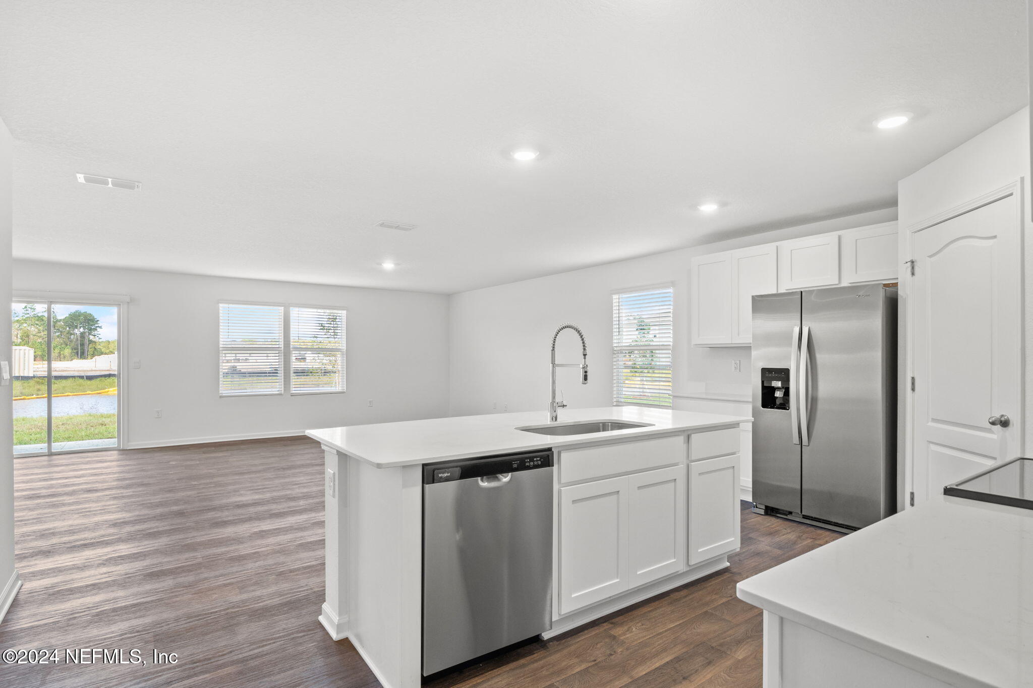 12573 RUBBER FIG Terrace
