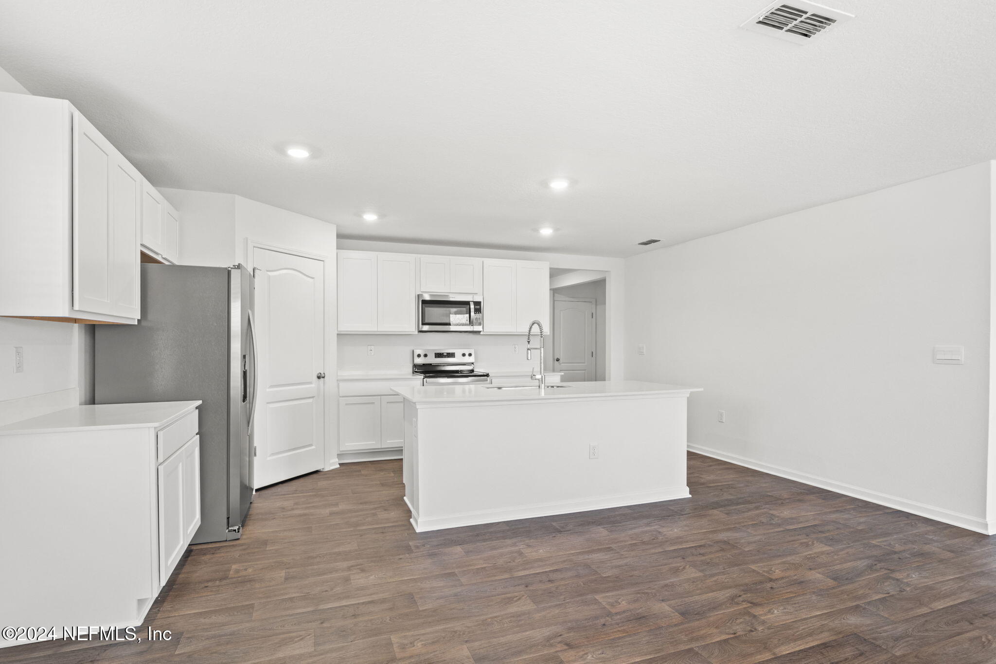 12573 RUBBER FIG Terrace