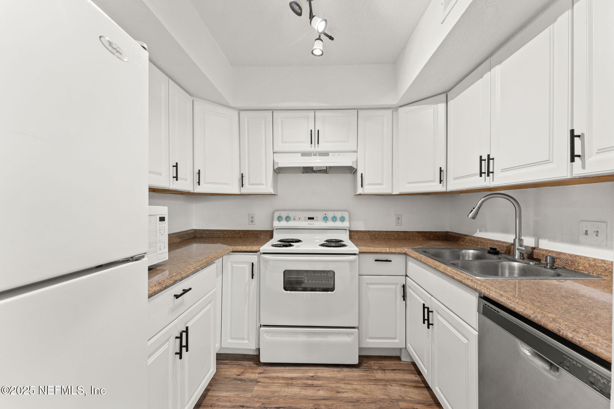 1601 CHALLENGER Court W, 1601