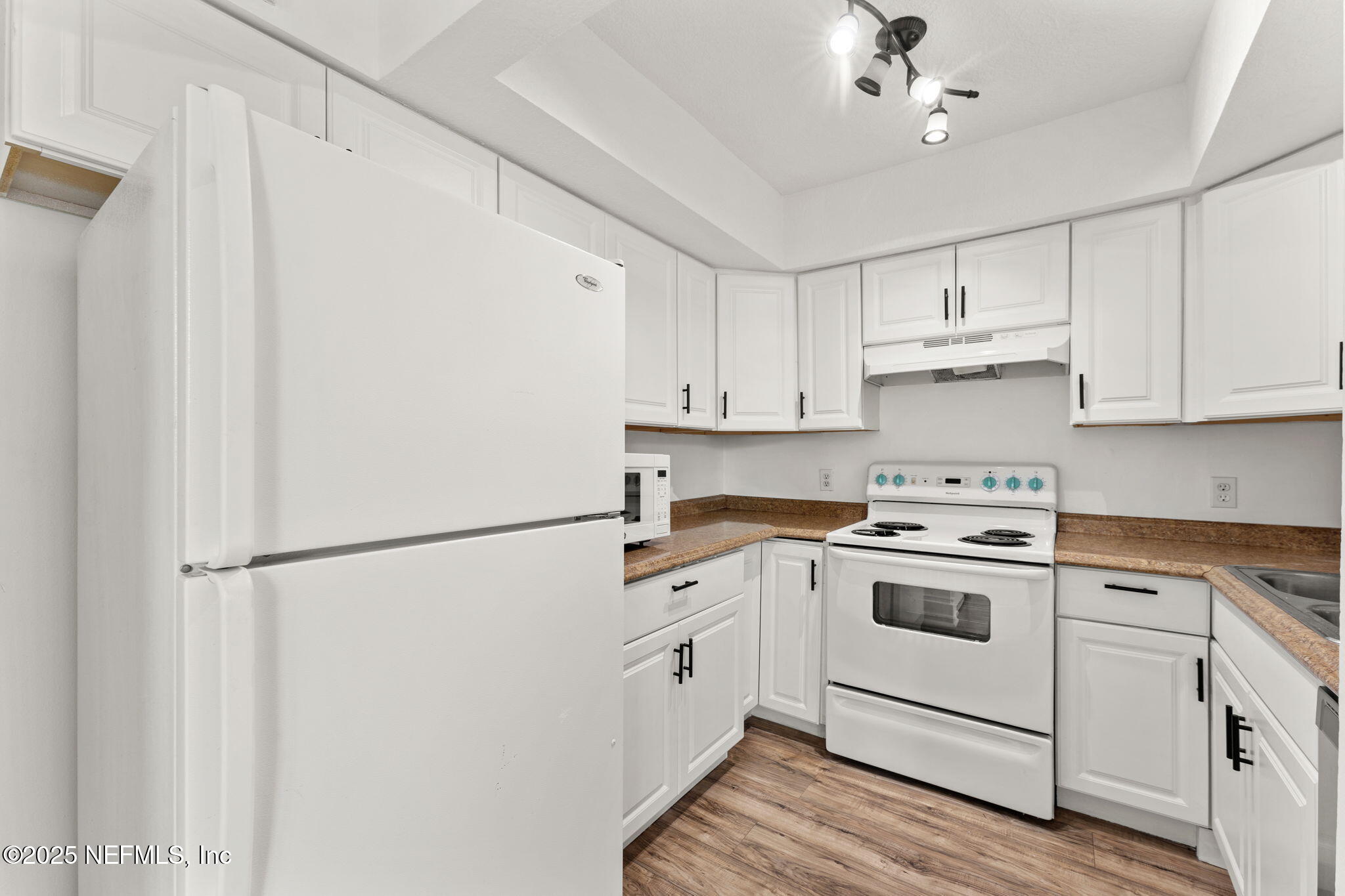 1601 CHALLENGER Court W, 1601