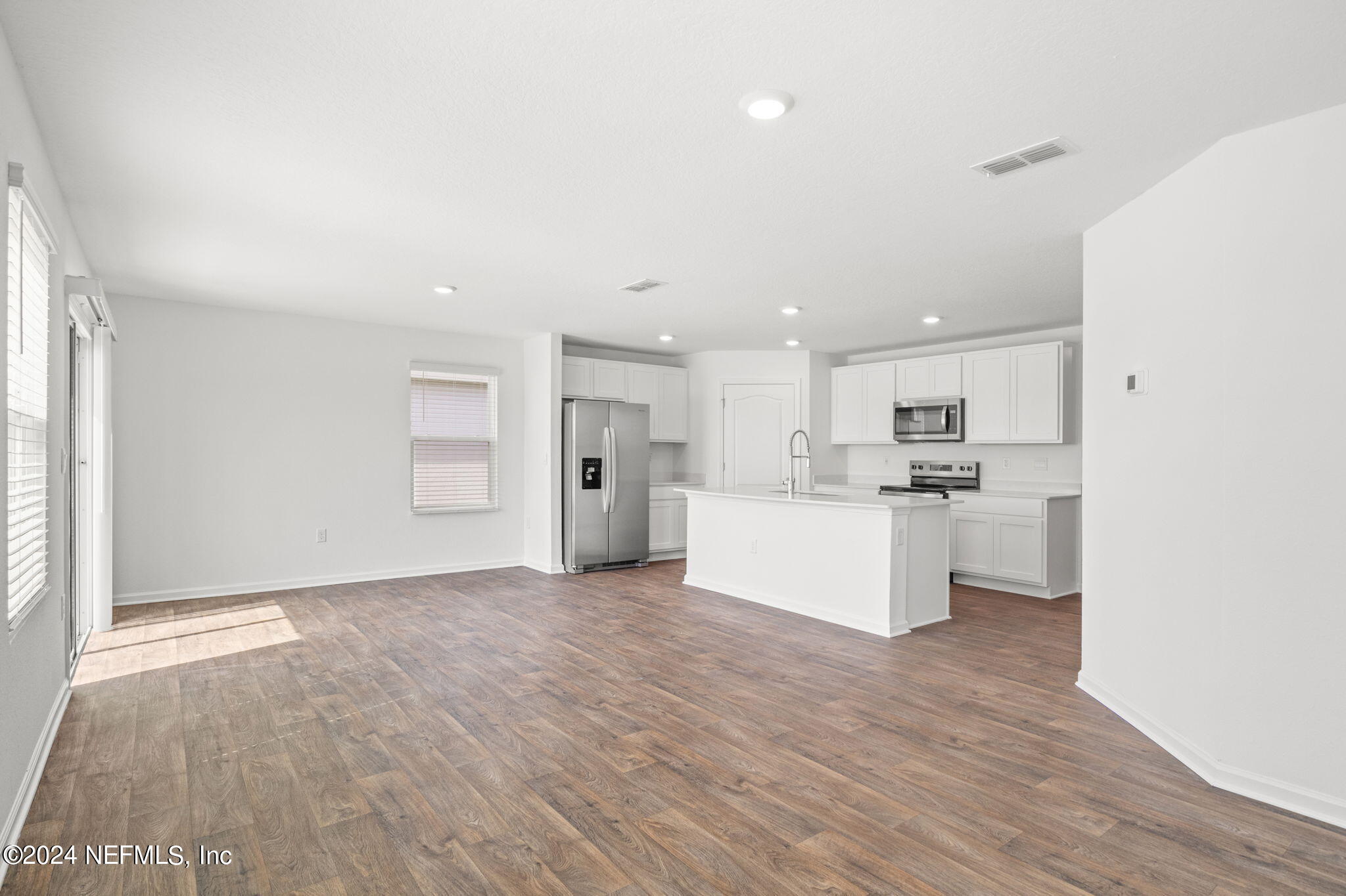 12422 RUBBER FIG Terrace