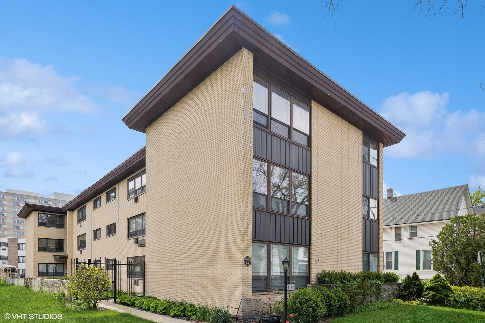 1127 W ERIE Unit 1C Street Unit: 1C