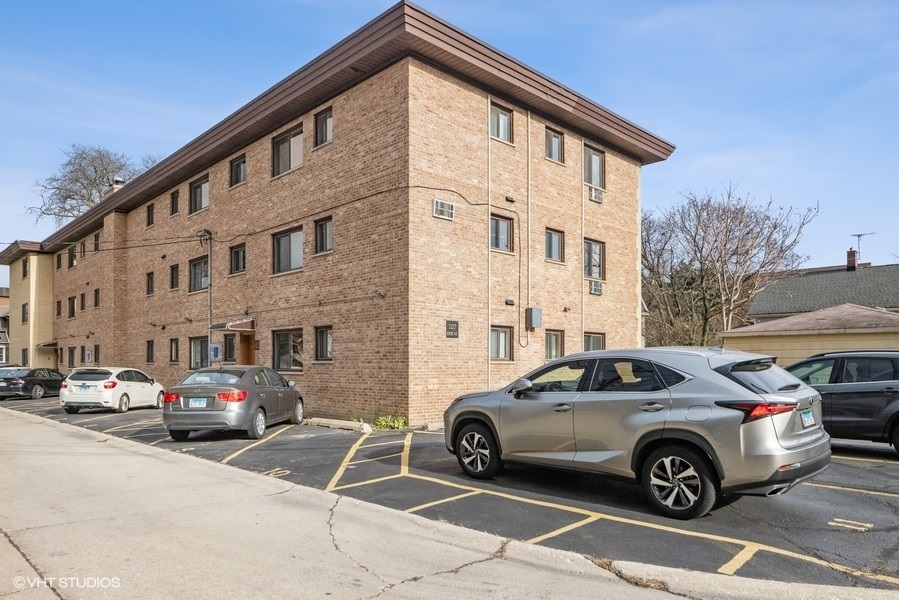 1127 W ERIE Unit 1C Street Unit: 1C