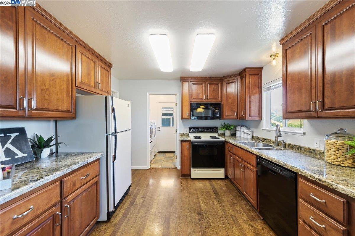 6869 Sunnyslope Ave